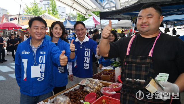 더불어민주당 고민정(서울 광진을) 국회의원과 허영(춘천·철원·화천·양구 갑), 이광재 강원공동상임선대위원장 등이 27일 춘천 풍물시장을 찾아 상인과 시민들과 인사를 나누며 이재명 대선후보의 지지를 호소하고 있다. 박승선기자