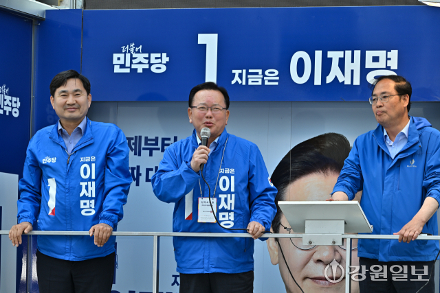 김부겸 더불어민주당 총괄선대본부장이 27일 정선아리랑시장 일원에서 시장 상인들과 관광객들에게 이재명 후보 지지를 호소하고 있다. 정선=김영석 기자
