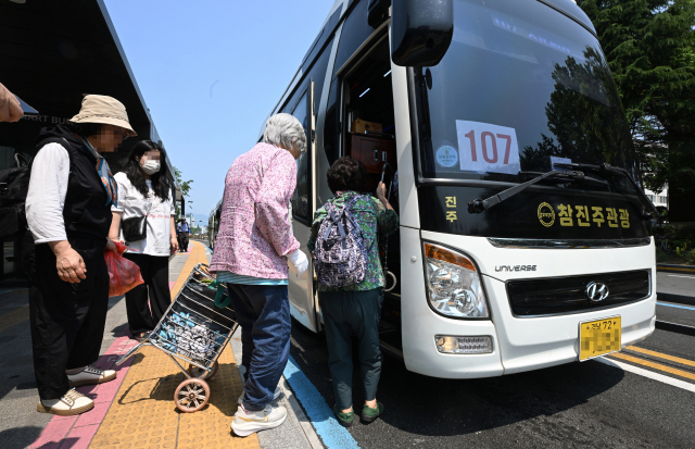 창원 시내버스 노조 파업 이틀째인 29일 창원시 성산구 상남시장 버스정류장에서 시민들이 대체버스를 타고 있다./김승권 기자/