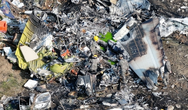 29일 오후 경북 포항시 남구 동해면 신정리 한 야산에 해군 초계기가 추락한 가운데 군 관계자들이 현장을 살펴보고 있다. 연합뉴스