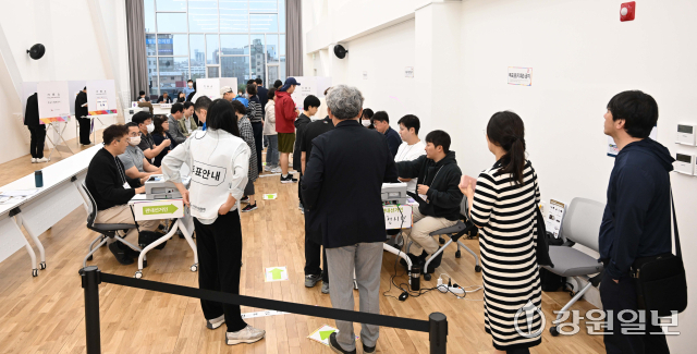 제21대 대통령 선거 사전투표 첫날인 29일 퇴계동행정복지센터에서 이른 아침부터 유권자들이 소중한 한 표를 행사하고 있다. 신세희기자