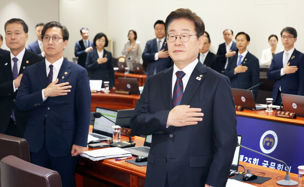 이재명 대통령이 10일 서울 용산 대통령실에서 열린 국무회의에서 국기에 경례하고 있다. 이날 국무회의에서는 더불어민주당 주도로 국회를 통과한 이른바 ‘3대 특검법안(내란특검법·김건희특검법·채상병특검법)’이 의결됐다. 2025.6.10 /연합뉴스
