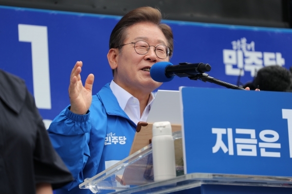 이재명 대통령이 지난 5월 22일 대선 선거운동기간에 제주시 동문로터리 탐라문화광장에서 유세하고 있다