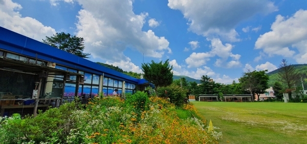 1941년 개교 이래 오랜 세월 지역 주민들의 교육터전이었던 산음분교가 자연과 별을 품은 휴양 공간으로 재탄생했다. /양평군 제공
