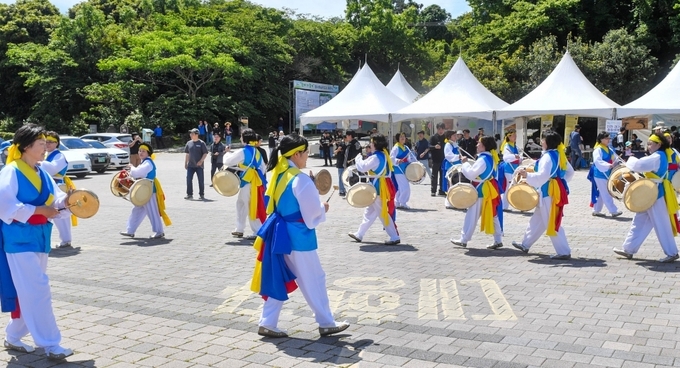 지난해 6월 14일 선흘1리 동백동산습지센터 마당에서 열린 생태문화체험 개막식에 앞서 조천읍민속보존회의 길트기 공연이 선보이고 있다.(제주일보 자료사진)