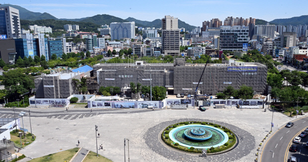 11일 광주시 동구 국립아시아문화전당에서 옛 전남도청을 복원하는 사업이 진행되고 있다. 문화체육관광부는 문화전당 공간에 포함된 옛 전남도청 등에 대한 복원공사를 마무리 하고 내년 5월 개관할 계획이다. /나명주 기자 mjna@kwangju.co.kr