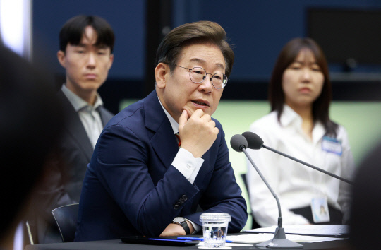 이재명 대통령이 지난 11일 서울 영등포구 한국거래소에서 열린 주식시장 불공정거래 근절을 위한 현장 간담회에서 참석자 질문에 답하고 있다. 연합뉴스