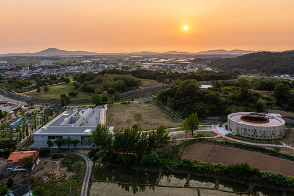 충남 서산 해미읍성 인근에 위치한 Wake-up 국제청소년센터 전경. 노을빛 아래 펼쳐진 자연과 조화를 이루며, 세계 청년들의 교류와 평화 메시지를 전하는 문화공간이다. 사진/서산시 제공