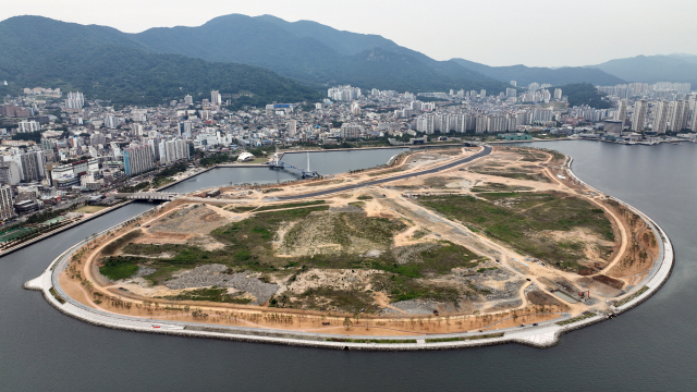 창원시가 ‘마산해양신도시 5차 우선협상대상자 취소처분 취소 소송’에서 승소한 12일 마산합포구 마산만에 조성 중인 마산해양신도시./김승권 기자/
