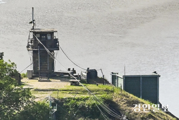 11일 오후 파주시 오두산 통일전망대에서 본 북녘. 합동참모본부는 이날 “남북관계 신뢰 회복과 한반도 평화를 위한 대국민 공약을 이행하는 차원”이라며 대북 확성기 방송을 중지했다고 밝혔다. 지난해 6월 북한의 오물풍선 살포 등에 대응해 확성기 방송을 재개한 지 1년 만이다. 2025.6.11 /이지훈기자 jhlee@kyeongin.com