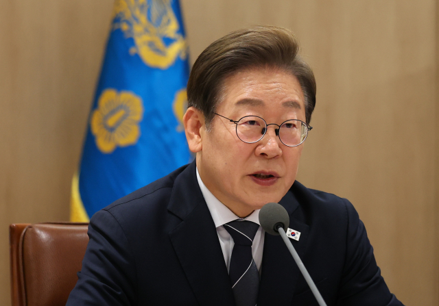 이재명 대통령이 13일 용산 대통령실에서 이스라엘의 이란 공습관련 경제안보 긴급 점검회의를 하고 있다. 연합뉴스
