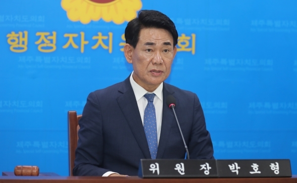 박호형 제주도의회 행정자치위원장(더불어민주당·일도2동)이 16일 439회 정례회에서 ‘2024년도 제주도 결산 승인 건’에 대해 집행부를 상대로 질의하고 있다.