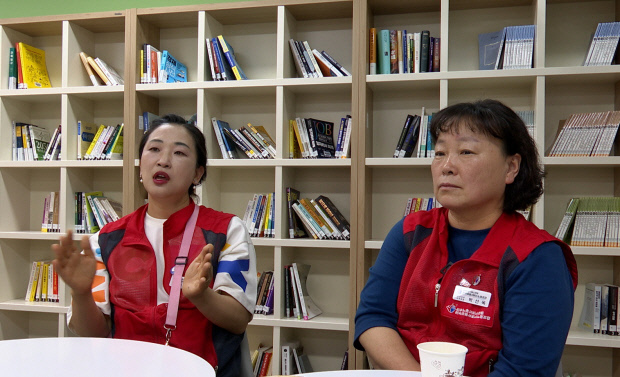 요양보호사 전주연(왼쪽)씨와 박선옥 씨가 지난 13일 광주시 광산구 장덕동 전국돌봄서비스노동조합 광주지부 사무실에서 요양 인력의 현실을 설명하고 있다. /박연수 기자 training@kwangju.co.kr