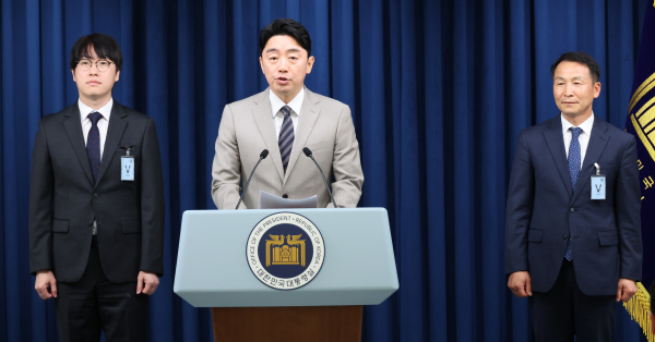 15일 강훈식 대통령비서실장이 용산 대통령실에서 인선 발표를 하고 있다. 왼쪽부터 하정우 AI미래기획수석, 강 비서실장, 김현종 국가안보실 1차장./사진=연합뉴스.