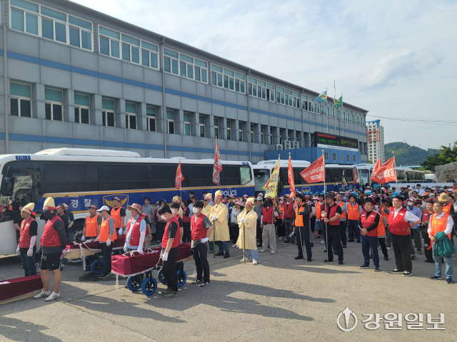 박상수 시장과 권정복 시의장, 시민들이 석공 도계광업소를 찾아가 대체산업 없는 폐광을 반대한다는 의사를 전달하고 있다.
