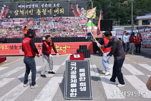 생존권 투쟁위원들이 관을 부수며 정부를 규탄하는 퍼포먼스를 하고 있다.