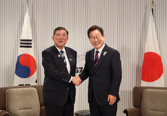 이재명 대통령과 이시바 시게루 일본 총리가 17일(현지시간) 캐나다 앨버타주 캐내내스키스 주요 7개국(G7) 정상회의장에서 열린 한일 정상회담에서 악수하고 있다. 연합뉴스