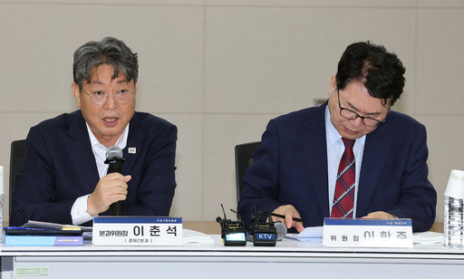 국정기획위원회 이춘석 경제2분과 위원장(왼쪽)이 19일 정부세종컨벤션센터에서 열린 산업통상자원부 업무보고에서 발언하고 있다. 오른쪽은 이한주 국정기획위원회 위원장. 사진=연합뉴스