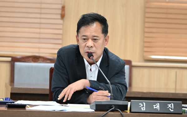 제주도의회 예산결산특별위원회 소속 김대진 의원(더불어민주당·동홍동)이 지난 20일 2024년도 결산 심사에서 공공요양병원 건립 사업에 대해 질의하고 있다.