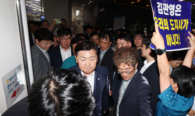 지난해 7월 완주에서 열린 '도민과의 대화'가 완주·전주 통합 반대 단체의 격렬한 시위 끝에 무산됐다./사진=전북일보DB.