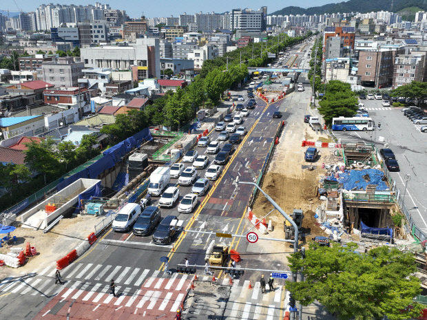 23일 광주시 동구 필문대로에서 진행되고 있는 도시철도 2호선 건립 공사. 정부 2차 추경안에 도시철도 2호선 공사 예산 등이 포함돼 공정에 속도가 붙을 것으로 전망되고 있다. /김진수 기자 jeans@kwangju.co.kr