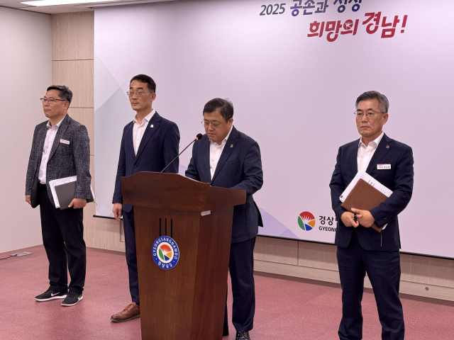 23일 박명균 경남도 행정부지사 도청 프레스센터에서 기자회견을 열고 ㈜마창대교를 대상으로 한 국제중재 판정결과에 대해 설명을 하고 있다./이민영 기자/