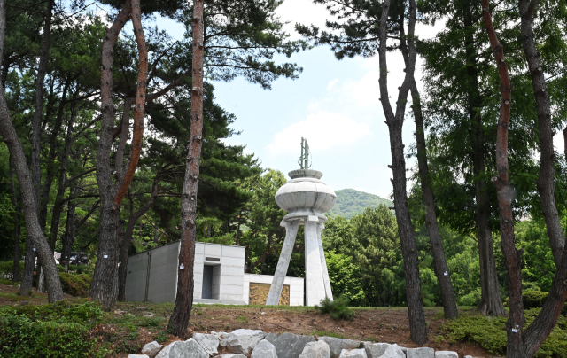 신어산 산림욕장과 은하사로 향하는 산길 중간에 조성된 김해 충혼탑./성승건 기자/