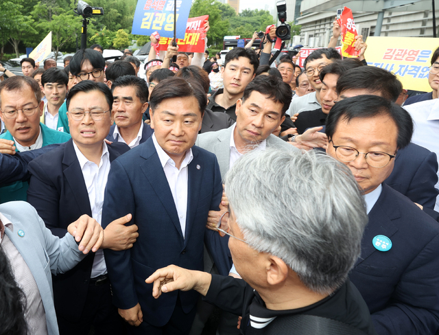 김관영 전북특별자치도지사가 25일 완주군청을 방문한 가운데 완주-전주 통합 관련 군민과의 대화가 파행되자 유희태 완주군수와 함께 군청을 빠져나가고 있다. 조현욱 기자