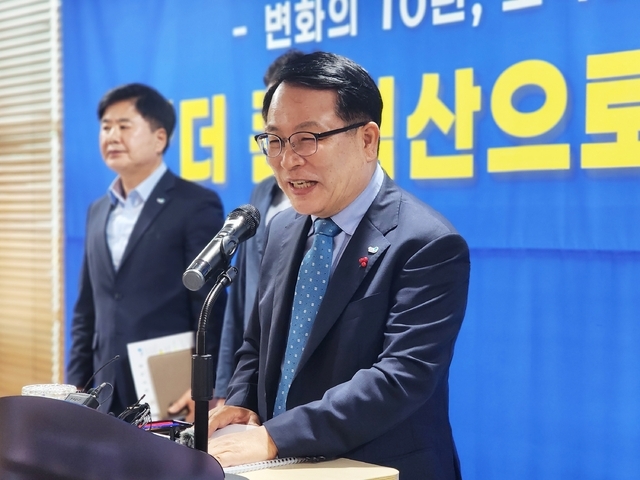 정헌율 익산시장이 26일 시청 대회의실에서 열린 민선 8기 3주년 브리핑에서 코스트코 익산점 입점 확정 소식을 발표하고 있다./사진=송승욱 기자