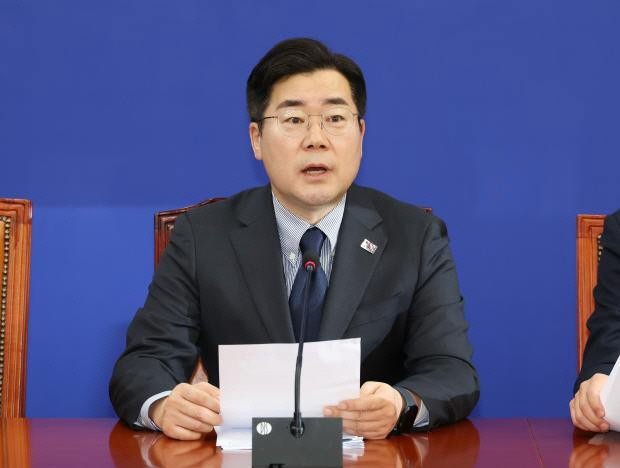더불어민주당 원내대표를 맡았던 박찬대 의원이 원내대책회의에서 발언하는 모습. /연합뉴스