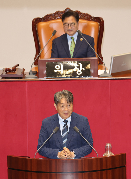 27일 국회 본회의에서 법사위원장으로 선출된 더불어민주당 이춘석 의원이 당선인사를 하고 있다. /사진=연합뉴스