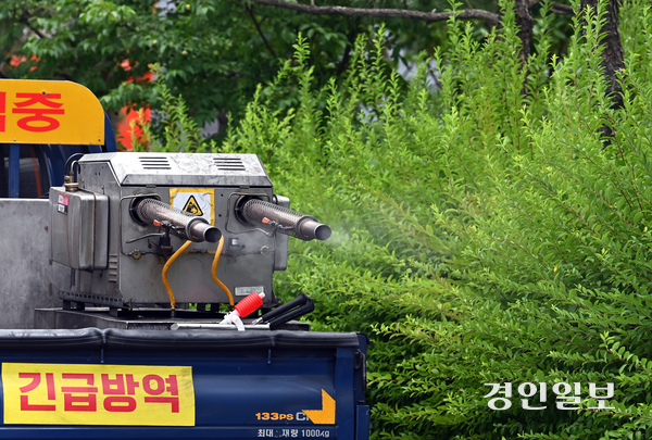 30일 인천시 남동구 체육회 인근 공원에서 보건소 방역 차량이 러브버그 방역 작업을 하고 있다. 2025.6.30 /김용국기자 yong@kyeongin.com