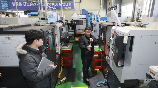 지난 2월 24일 전주시 팔복동 나눔정밀 공장에서 설훈진 나눔정밀 이사(사진 오른쪽)가 전북형 스마트 제조혁신으로 변화된 근무환경 및 생산성 향상에 대해 설명하고 있다./사진=전북자치도 제공