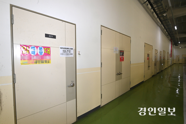 평택 뿐만 아니라 경기도 곳곳에서 지식산업센터 공실 문제가 심각해지고 있다. 사진은 지난달 30일 평택시 한 지식산업센터의 모습. 2025.6.30 /최은성기자 ces7198@kyeongin.com