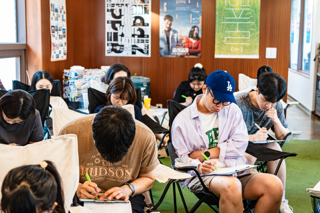 광주 동구 동명동 여행자의 집(ZIP)에서 지난 5일 ‘여행자의 ZIP단ZI성’ 신춘문예가 열렸다. 참가자들이 글을 쓰는 모습.<여행자의집 제공>