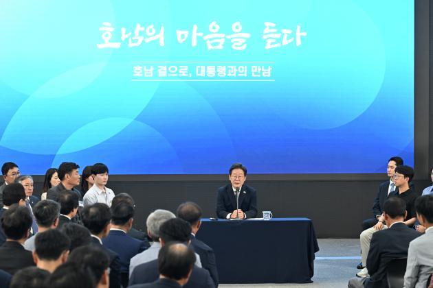 이재명 대통령이 지난달 25일 광주시 동구 국립아시아문화전당 국제회의실에서 열린 '광주군공항 및 호남권 발전 토론회'에서 발언하고 있다./최현배 기자choi@kwangju.co.kr