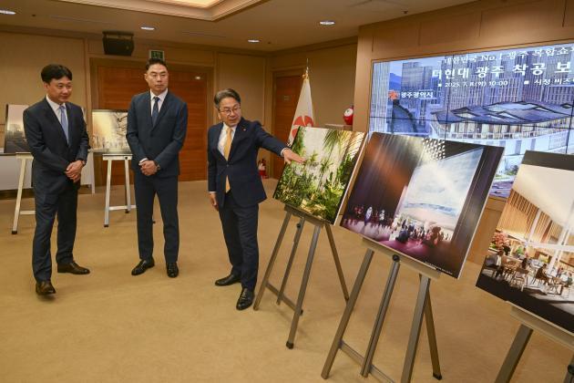 '더현대 광주' 착공보고회가 8일 오전 광주시청 비즈니스룸에서 열렸다. 강기정 광주시장과 정지영 현대백화점 대표 등 관계자들이 복합쇼핑몰 조감도를 보며 얘기나누고 있다. /김진수 기자 jeans@kwangju.co.kr