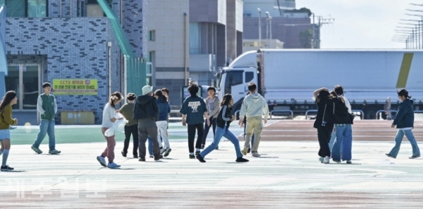 제주가 전국 평균을 웃도는 경제성장률을 기록했지만, 낮은 1인당 GRDP와 빠르게 증가하는 가계부채로 인해 구조적 위기에 대한 경고음이 커지고 있다.
