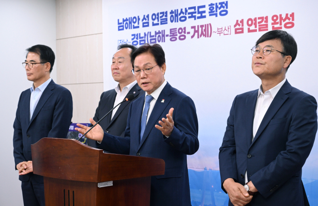 박완수(왼쪽 세 번째) 경남도지사가 10일 도청 프레스센터에서 천영기 통영시장, 변광용 거제시장, 장충남 남해군수와 ‘남해안 섬 연결 해상국도’ 확정 발표를 하고 있다./김승권 기자/