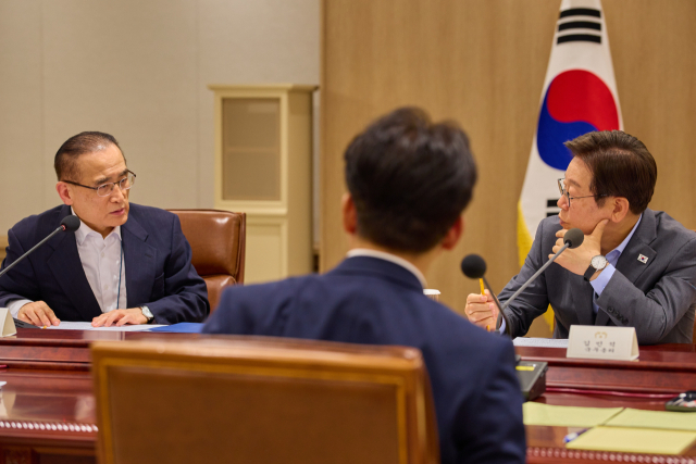 이재명 대통령이 10일 서울 용산 대통령실 청사에서 열린 국가안전보장회의(NSC) 전체회의에 참석해 위성락 국가안보실장과 논의하고 있다. 연합뉴스