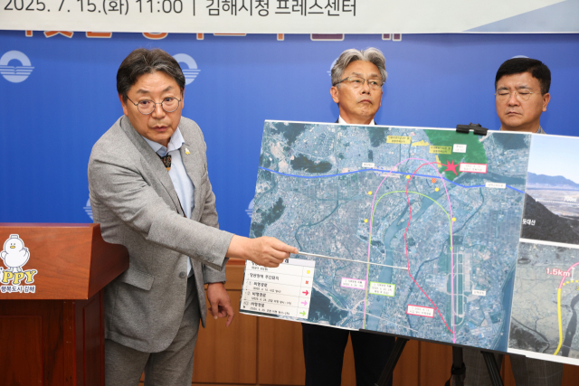 홍태용 김해시장이 15일 오전 김해시청 브리핑룸에서 김해공항의 구조적 문제에 대해 설명하고 있다.