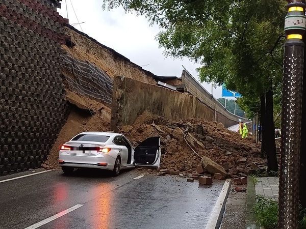수도권 지역에 호우주의보가 내려진 16일 오후 오산시 가장교차로 고가도로 옹벽이 무너지는 사고가 발생했다./경기도소방재난본부 제공