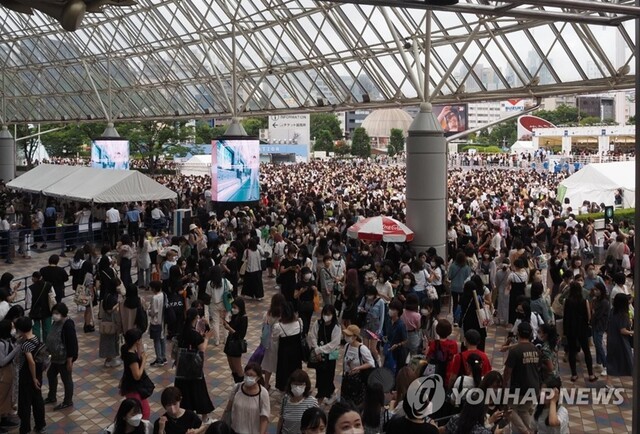 일본의 K팝 팬들이 (2022년 8월) 28일 'SM타운 라이브 2022'(SMTOWN LIVE 2022) 공연이 열리는 도쿄의 도쿄돔에 입장하고 있다. 연합뉴스 제공