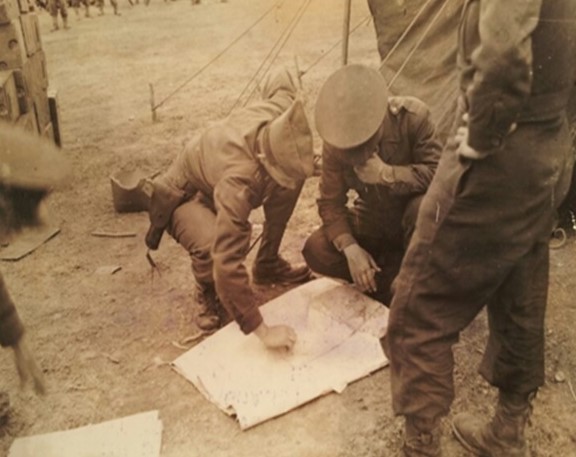 미군 제123통신사진파견대가 1948년 5월 15일 촬영한 사진. 제주도 주둔 9연대 고문관 리치 대위와 한국군 장교들이 공산주의자들이 극성을 부리는 마을을 공격할 계획을 세우고 있다고 설명하고 있다. 사진 미국립문서기록관리청 소장
