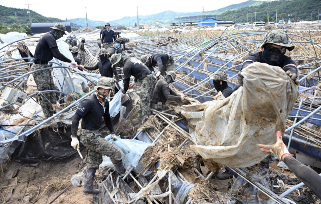 육군특수전사령부 소속 특전대원들이 27일 산청군 신안면 청현리에서 비닐하우스 철거 작업을 하고 있다./김승권 기자/