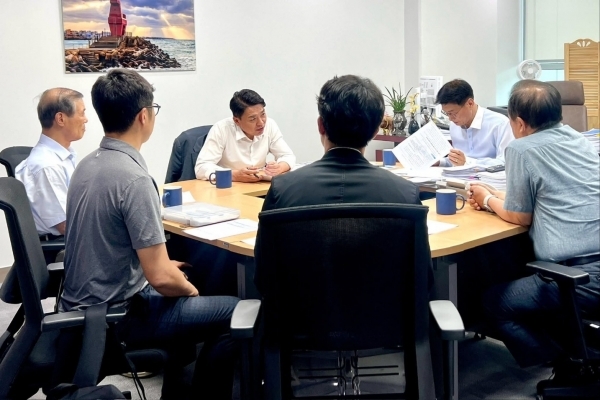 더불어민주당 문대림.부승찬 국회의원은 지난 24일 감귤 군납 직거래 재개를 위해 농협중앙회와 중문농협 임원들과 간담회를 가졌다.