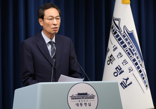 우상호 정무수석이 28일 용산 대통령실에서 '제21대 대통령 국민임명식' 관련 브리핑을 하고 있다. 연합뉴스.