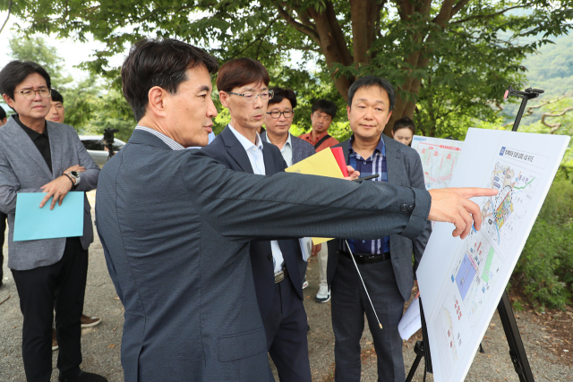 김진태 강원특별자치도지사가 30일 ‘제2경춘국도’ 예정지인 춘천시 서면 안보리 공사 예정지를 찾아 도 및 원주지방국토관리청 관계자들과 함께 노선 및 사업 현황 등에 대해 살피고 있다.