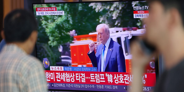 한국과 미국의 관세협상이 타결된 31일 서울역 대합실에서 한 시민이 관련 뉴스를 시청하고 있다. 2025.7.31 /연합뉴스