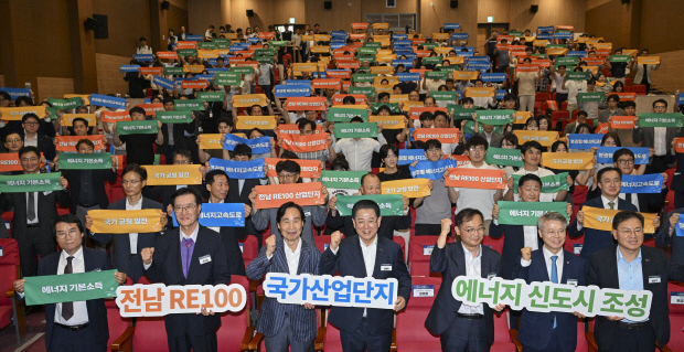 지난 31일 오후 서울 여의도 국회의원회관 대회의실에서 열린 ‘에너지의 흐름을 바꾸다: 전남에서 시작하는 에너지 분권’ 포럼에서 김영록 전남지사와 김여송 광주일보 회장, 민형배 국회의원 등 참석자들이 ‘전남 RE100’, ‘국가산업단지’, ‘에너지 기본소득’, ‘국가 균형 발전’ 등 문구가 적힌 피켓을 들고 에너지 분권 실현을 위한 의지를 다지고 있다. /김진수 기자 jeans@kwangju.co.kr